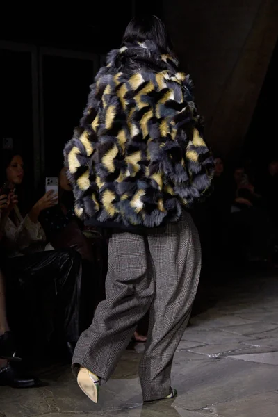 Look 27